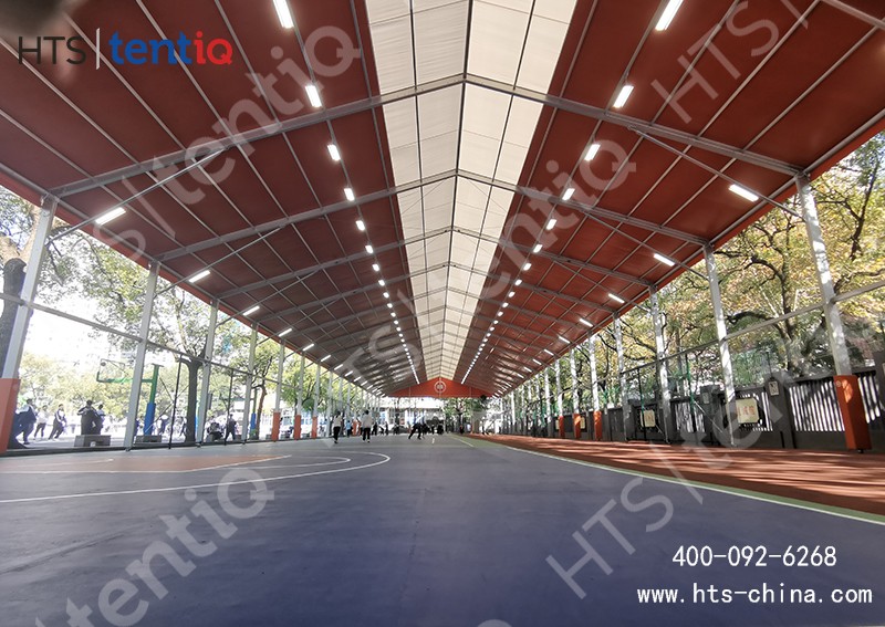 這是一座接近2500平方不規(guī)則人字形風(fēng)雨籃球場(chǎng)篷房 這是一座接近2500平方不規(guī)則人字形風(fēng)雨籃球場(chǎng)篷房